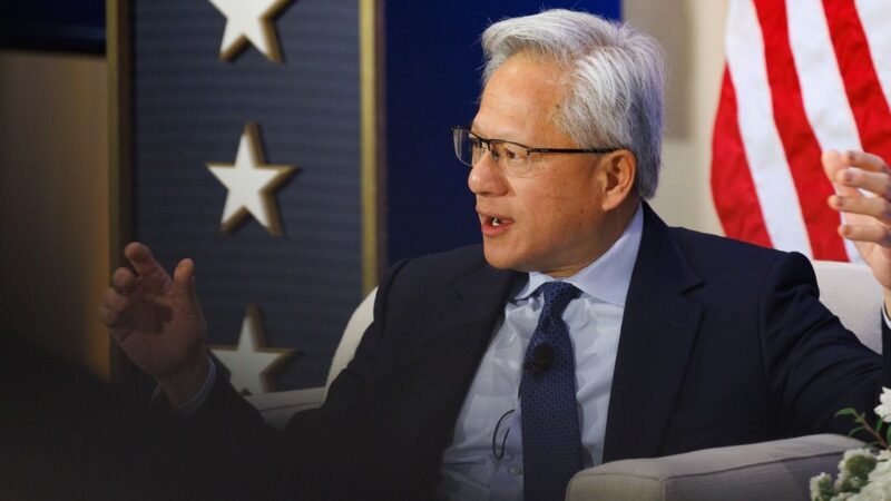 El CEO de Nvidia dijo que las predicciones apocalípticas sobre la IA “son inventadas” y Trump lo llamó en vivo